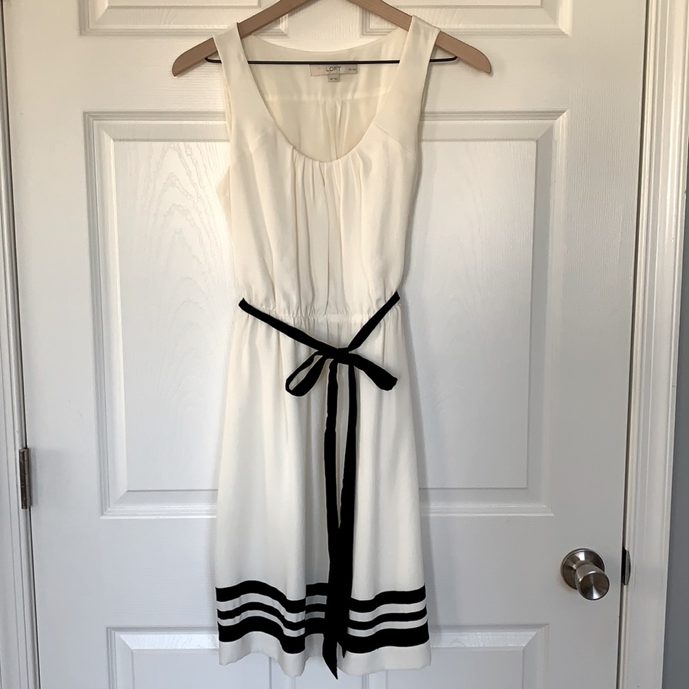 LOFT. Light summer dress with lining.